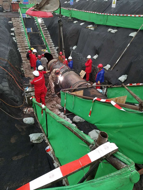 三聯(lián)磁電管道消磁-東北石油換管作業(yè)區(qū)-管道消磁完成，管口焊接